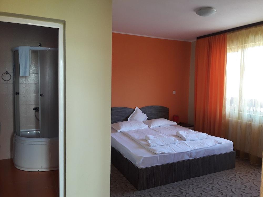Hotel Iri بوستين المظهر الخارجي الصورة