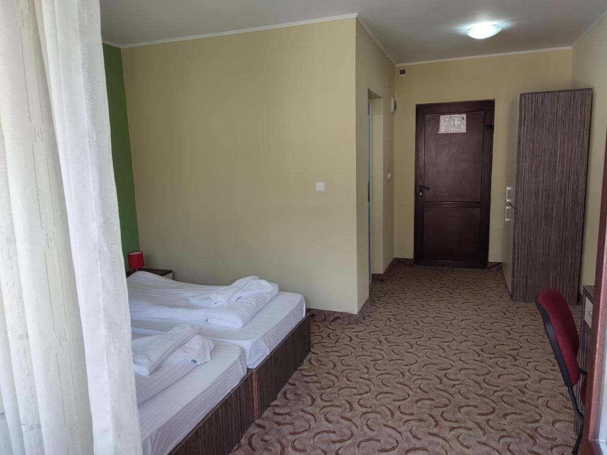 Hotel Iri بوستين المظهر الخارجي الصورة