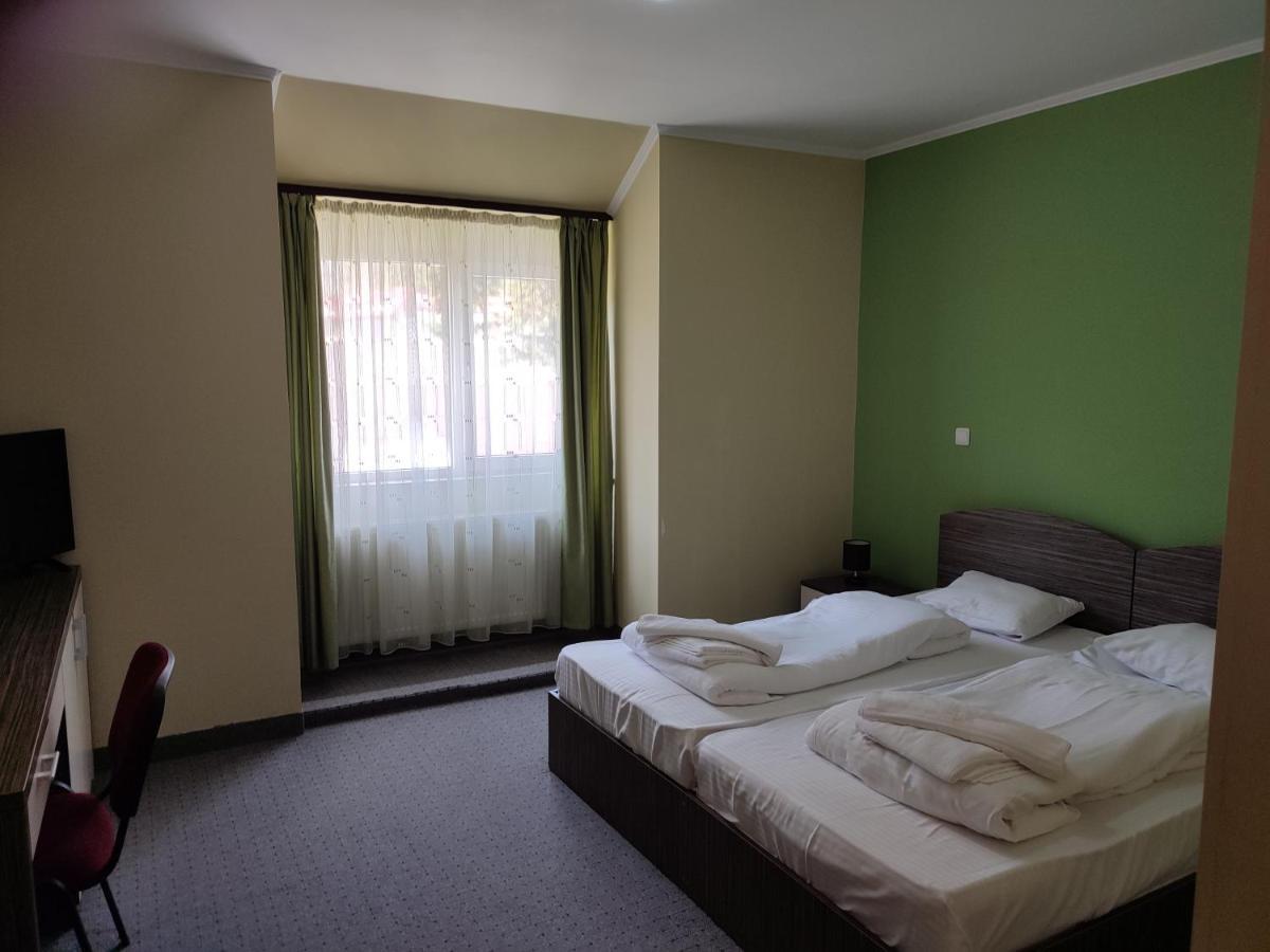 Hotel Iri بوستين المظهر الخارجي الصورة