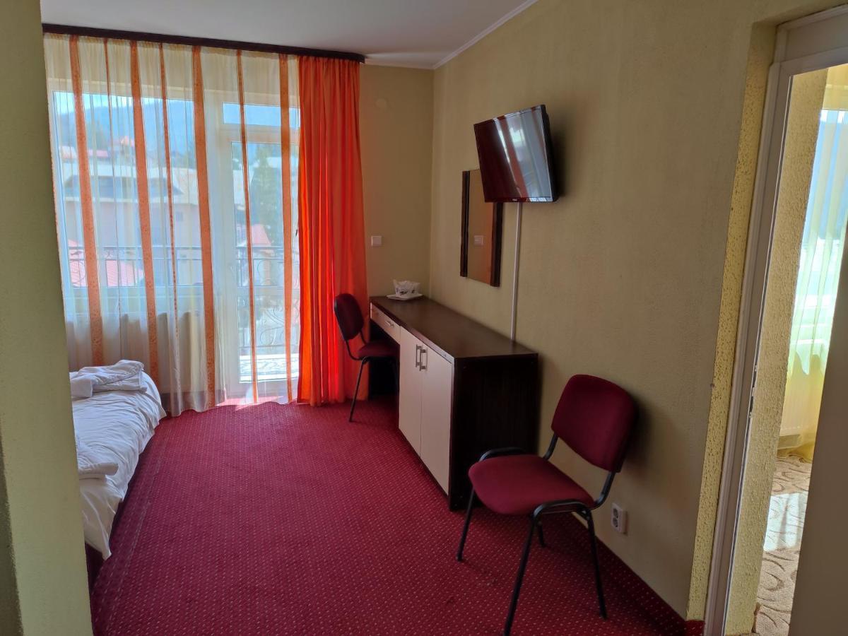 Hotel Iri بوستين المظهر الخارجي الصورة