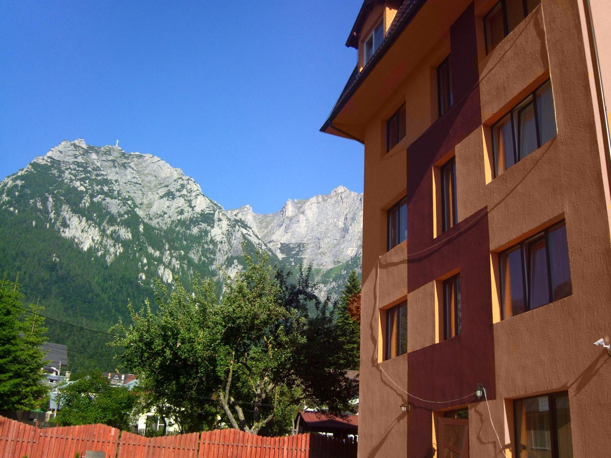 Hotel Iri بوستين المظهر الخارجي الصورة